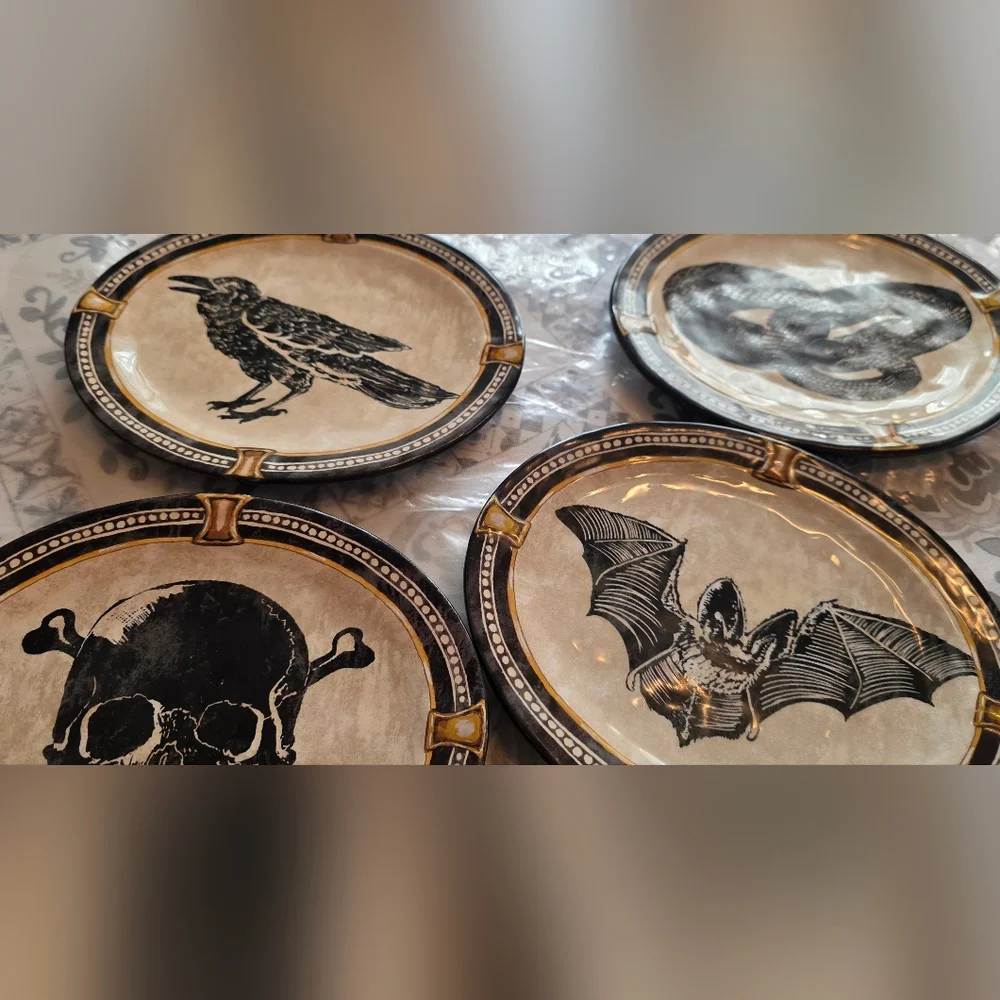 NIB Williams Sonoma Halloween Medallion Plates Set of 4 Skull Raven Snake Bat